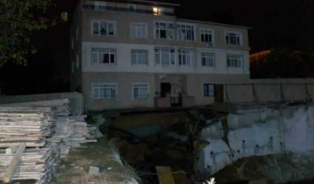 Üsküdar'da istinat duvarı çöktü: Bina boşaltıldı