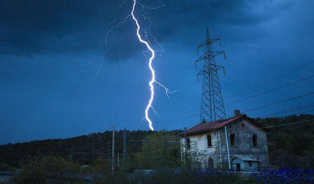 Bitlis'te elektrik trafosuna yıldırım isabet etmesi sonucu 5 kişi yaralandı