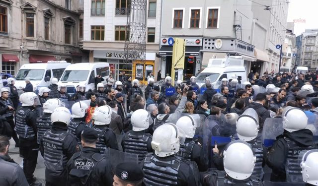 Basın emekçileri Tünel'de açıklama yaptı: Gazetecilik suç değildir