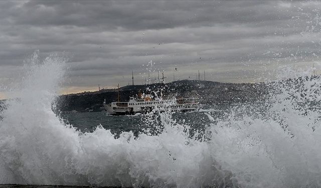 İstanbul’da olumsuz hava koşulları nedeniyle bazı deniz seferleri iptal edildi