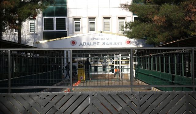 Diyarbakır'da gözaltındaki gazeteciler adliyeye sevk edildi