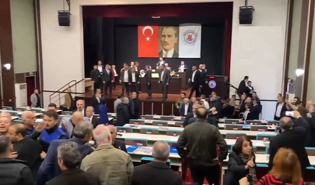 Belediye meclisinde 'kayyım' kavgası: 2 kişi hastaneye kaldırıldı