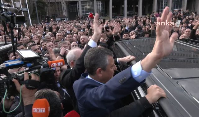 Kemal Kılıçdaroğlu, savunmasını tamamlamasının ardından Özgür Özel ile beraber adliyeden ayrıldı