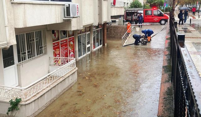 Manisa’da gök yarıldı bardaktan boşalırcasına yağdı