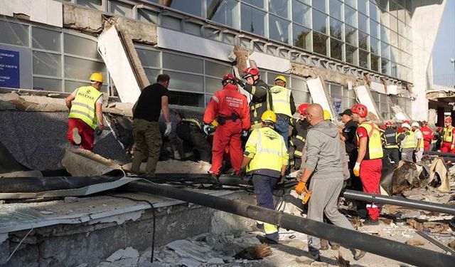 Tren istasyonunda çökme: 13 ölü