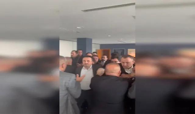 Belediyesi meclisine giren bir grup, CHP'li üyelere saldırdı