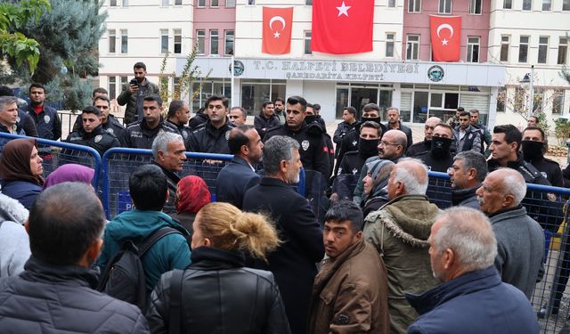 Halfeti Belediyesi önünden kayyıma seslendiler: Kayyım sen nerelisin?