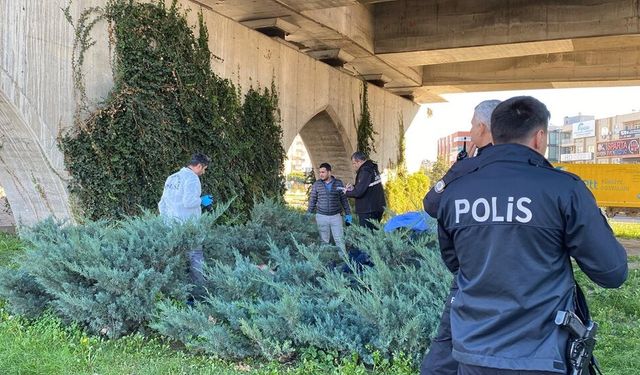 Antalya'da üst geçidin altında battaniyeye sarılı ceset bulundu