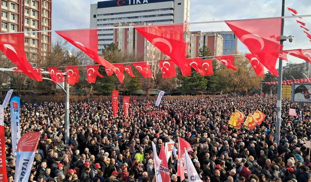 CHP'nin çağrısıyla on binler Ankara'da toplandı: Özgür Özel'den Erdoğan'a derhal erken seçim çağrısı