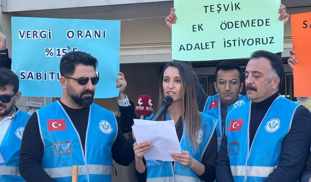 İzmir'de sağlık emekçileri: Memur zammı yüzde 43,93 üzerine çıkmalı