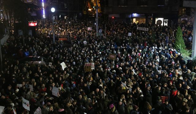 Sırbistan'da tren istasyonundaki ölümlü kaza protestoları devam ediyor