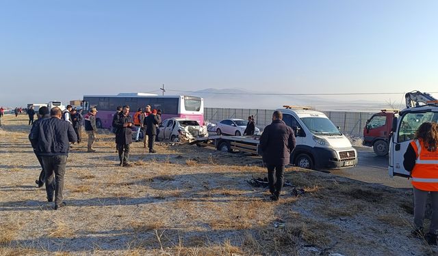 Van'da iki ayrı zincirleme trafik kazasında 2 kişi öldü, 15 kişi yaralandı