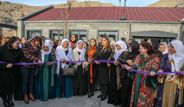 Van Büyükşehir Belediyesi kentte bir ilki gerçekleştirdi: "Kadın Eserleri Kütüphanesi ve Araştırma Merkezi" açıldı.