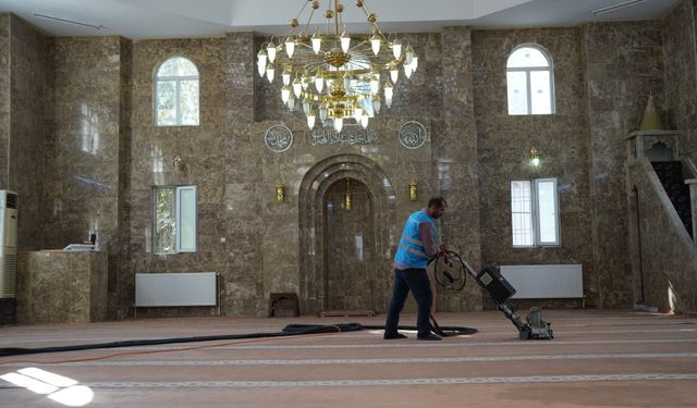 Adıyaman Belediyesi ibadethanelerde temizlik çalışmalarını sürdürüyor