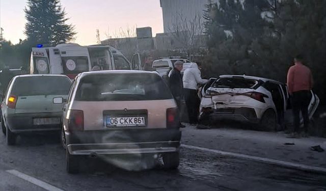 Afyonkarahisar'da zincirleme trafik kazasında 8 kişi yaralandı