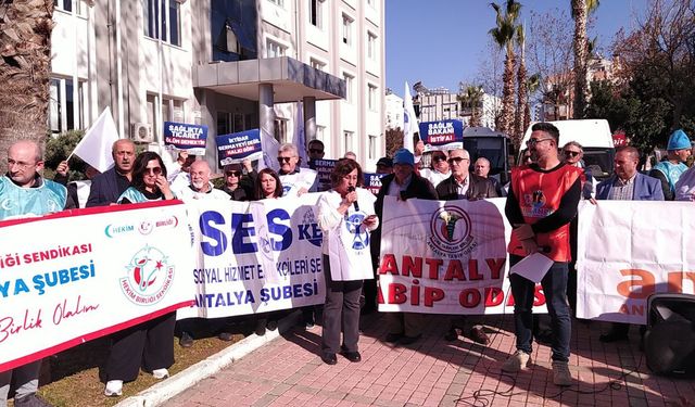 Sağlık emekçileri Antalya’da iş bıraktı