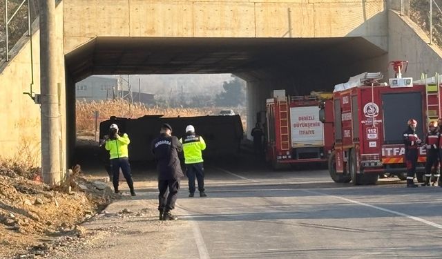 Denizli'de devrilen işçi servisindeki 4 kişi öldü, 6 kişi yaralandı