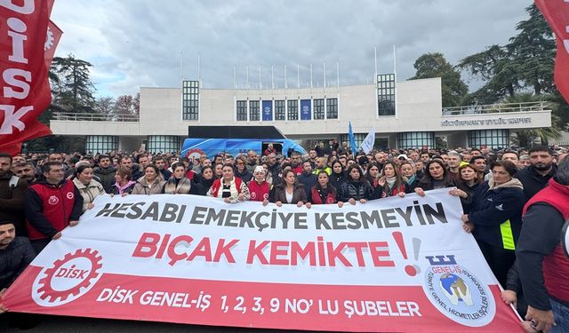 İzmir Büyükşehir Belediyesi'nin İller Bankası alacağının kesilmesinden sonra belediye işçileri iş bıraktı