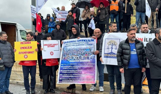 Kademeli emeklilik bekleyenler emekçilerden iktidara kırmızı kartlı protesto