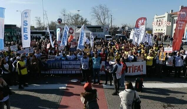 Sağlıkçılar Kadıköy'den seslendi: Yarattığınız sistem ölmesin diye bebeklerin ölmesine sessiz kalıyorsunuz