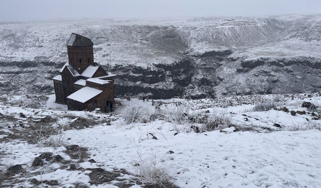 Karla kaplanan Ani Ören Yeri, ziyaretçilerini kış güzelliğiyle ağırlıyor