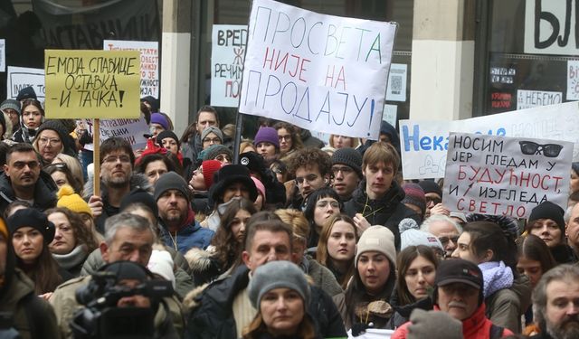 Sırbistan'da greve giden öğretmenler çalışma şartlarını protesto etti