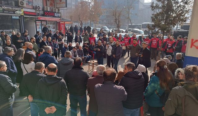 Kayyım tarafından işten çıkarılan Batman Belediyesi işçileri, 11 gündür oturma eylemi yapıyor