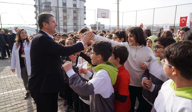 Öğrencilerden Başkan Tutdere’ye duygulandıran karşılama: Sizinle birlikte bizlere yeniden yaşama sevinci geldi