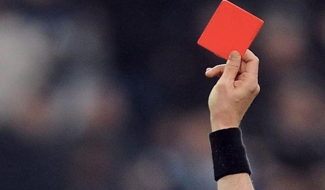 Hakeme bıçakla saldıran futbolcu ömür boyu men edildi