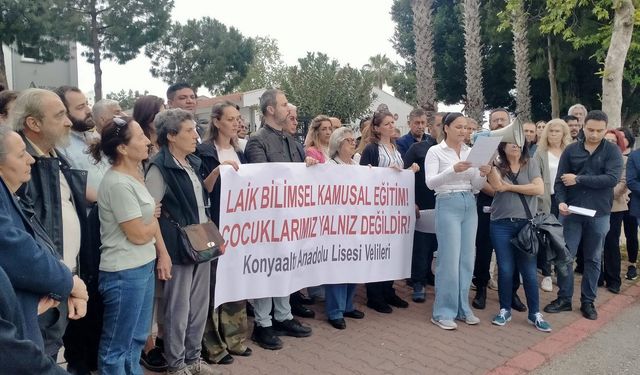 Antalya’da öğrenci velilerinden protesto: Laik, demokratik, bilimsel eğitimden asla vazgeçmiyoruz