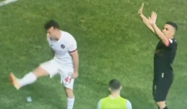 Çorum FK: Amedspor maçında futbolcumuz, tribünlerden atılan yabancı maddelere tepkisini ortaya koydu