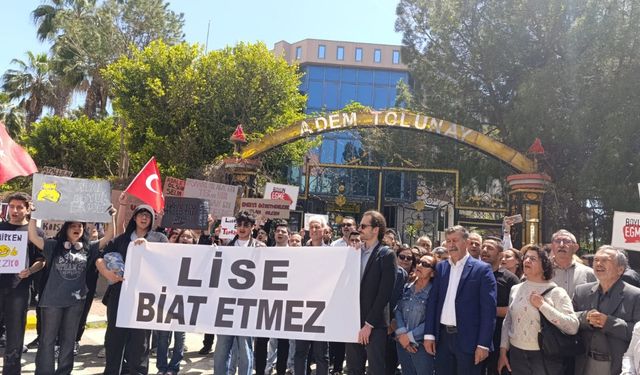 Antalya'da lise öğrencilerden protesto