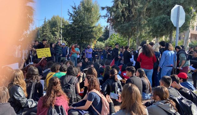 Mersin'de liseliler eylem yaptı: Gençlik boyun eğmez