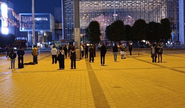 Taksim'de 18 gence gözaltı