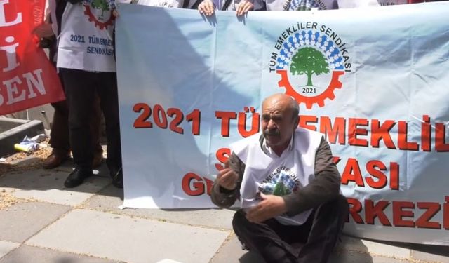 Emekliler, TÜİK önünde enflasyon verilerini protesto etti