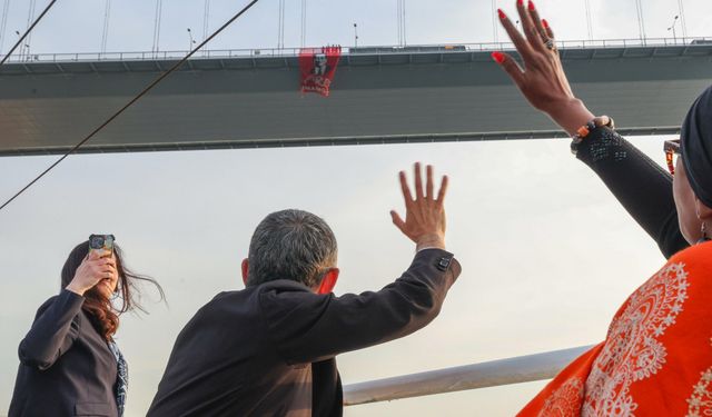 Özgür Özel, Boğaz Köprüsü’nden geçerken köprüye “İmamoğlu’na özgürlük” pankartı asıldı
