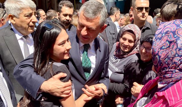 CHP Genel Başkanı Özel şehit madenci aileleriyle kucaklaştı