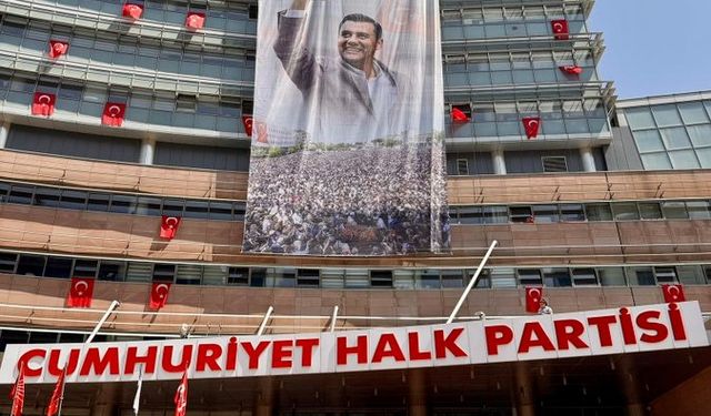 CHP Genel Merkezi binasına Ferdi Zeyrek’in fotoğrafı asıldı