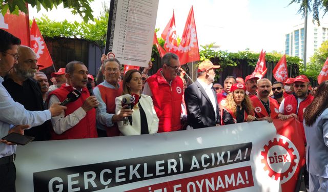 DİSK, TÜİK önünde basın açıklaması yaptı: Gerçekleri açıkla ekmeğimizle oynama