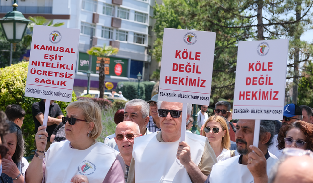 Eskişehir'de sağlık emekçileri maaş bordrolarını yaktı