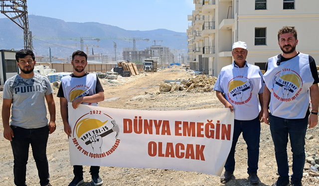Hatay’da ücretlerini alamayan TOKİ işçileri çatıya çıktı