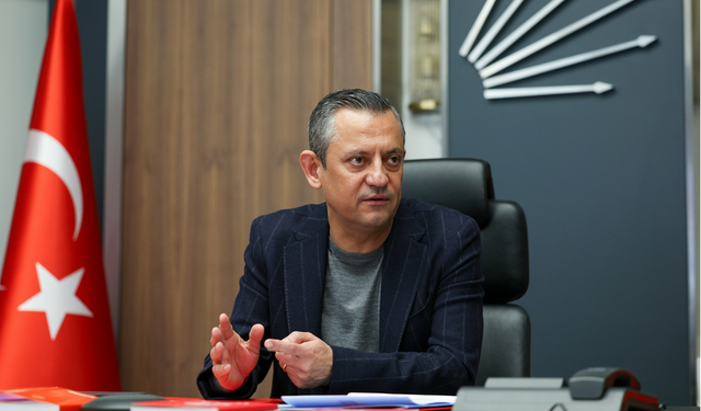 Özgür Özel: Çocukları için sıkıntılara göğüs geren tüm babaların Babalar Günü kutlu olsun