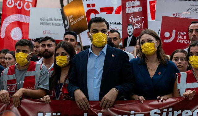 CHP'li gençler Murat Çalık'a destek için sarı maske taktı