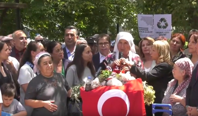 Köylüler, TBMM'nin yanı başında zeytinlikler için "Köylü kürsüsü" kurdu