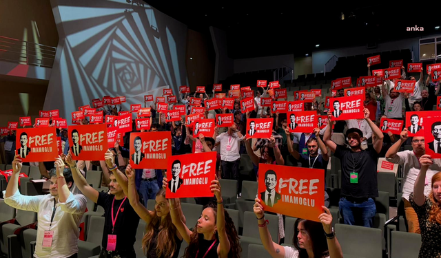Genç Avrupalı Sosyalistler Kongresi'nde "Free İmamoğlu" posterleri