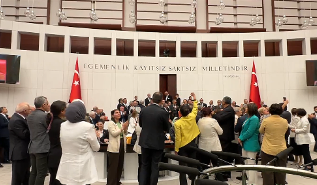 Muhalefet 'zeytinlikleri korumak için' kürsüyü işgal etti!