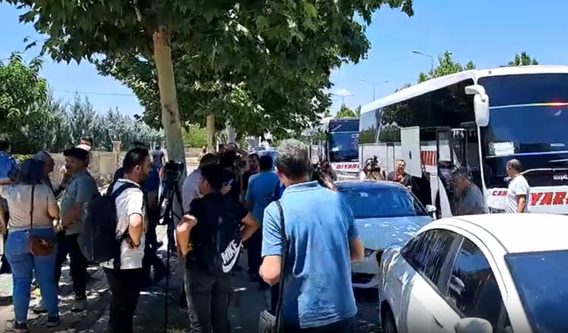 Süleymaniye'de düzenlenecek silah bırakma töreni için Diyarbakır'dan dört otobüs hareket etti