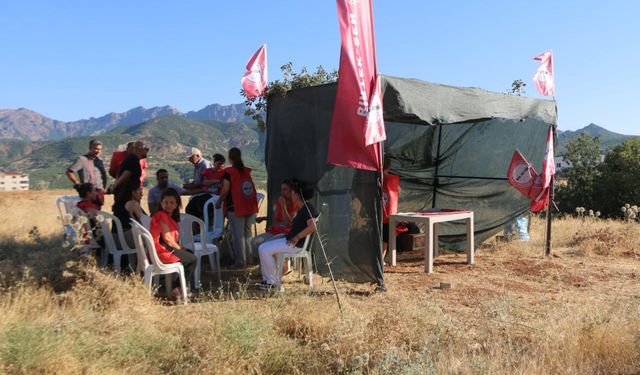 Peri Tekstil işçileri direniş çadırı kurdu: 'Haklarımızı almadan buradan gitmeyeceğiz'