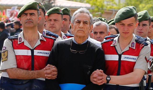 Akın Öztürk: Uludere emrini kimin verdiğini biliyorum, o bombalamaya itiraz edeni de