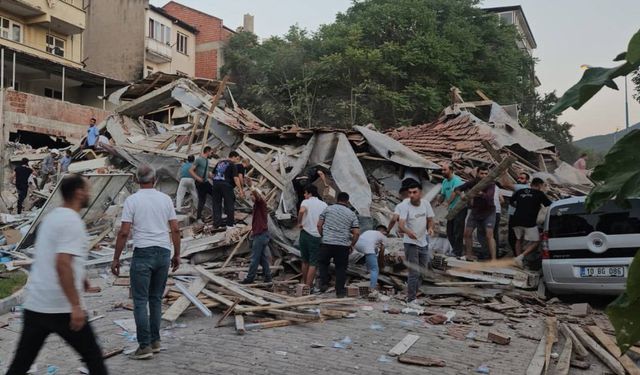Balıkesir Sındırgı’da 6.1 büyüklüğünde deprem: En az 10 bina yıkıldı, 2 kişi enkaz altında
